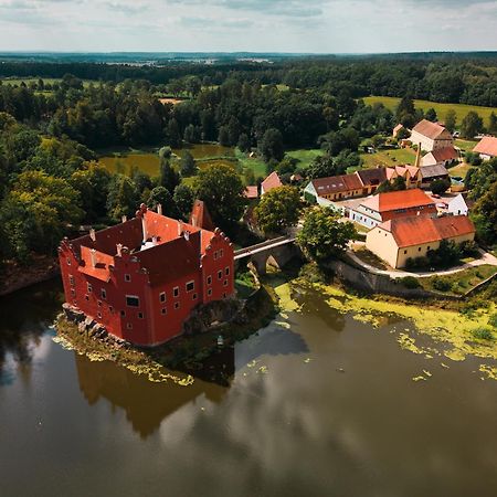 Penzion A Restaurace Zlatovlaska U Zamku Cervena Lhota Jizna Exterior photo