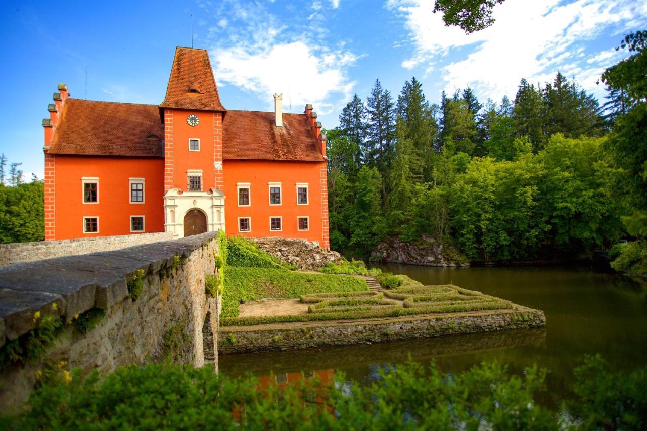 Penzion A Restaurace Zlatovlaska U Zamku Cervena Lhota Jizna Exterior photo