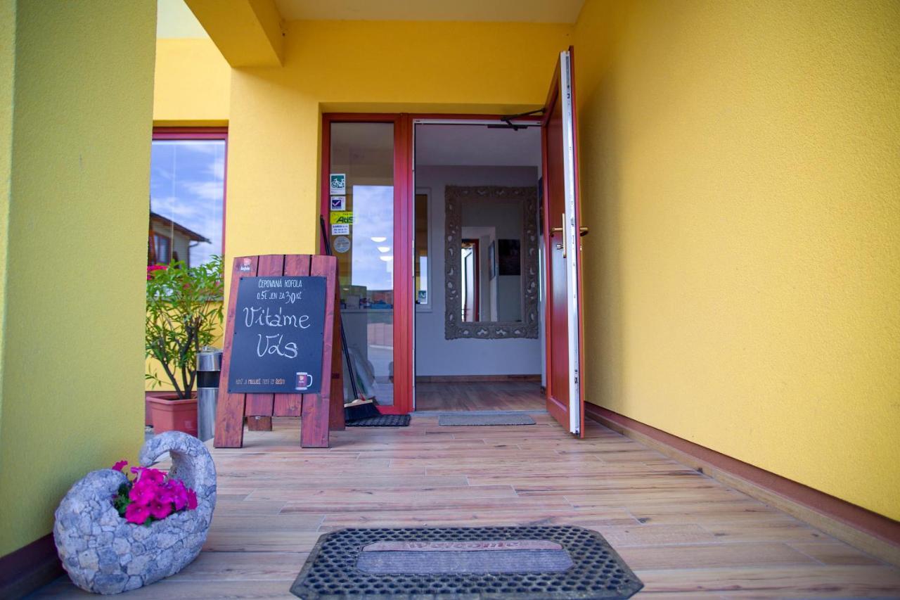 Penzion A Restaurace Zlatovlaska U Zamku Cervena Lhota Jizna Exterior photo