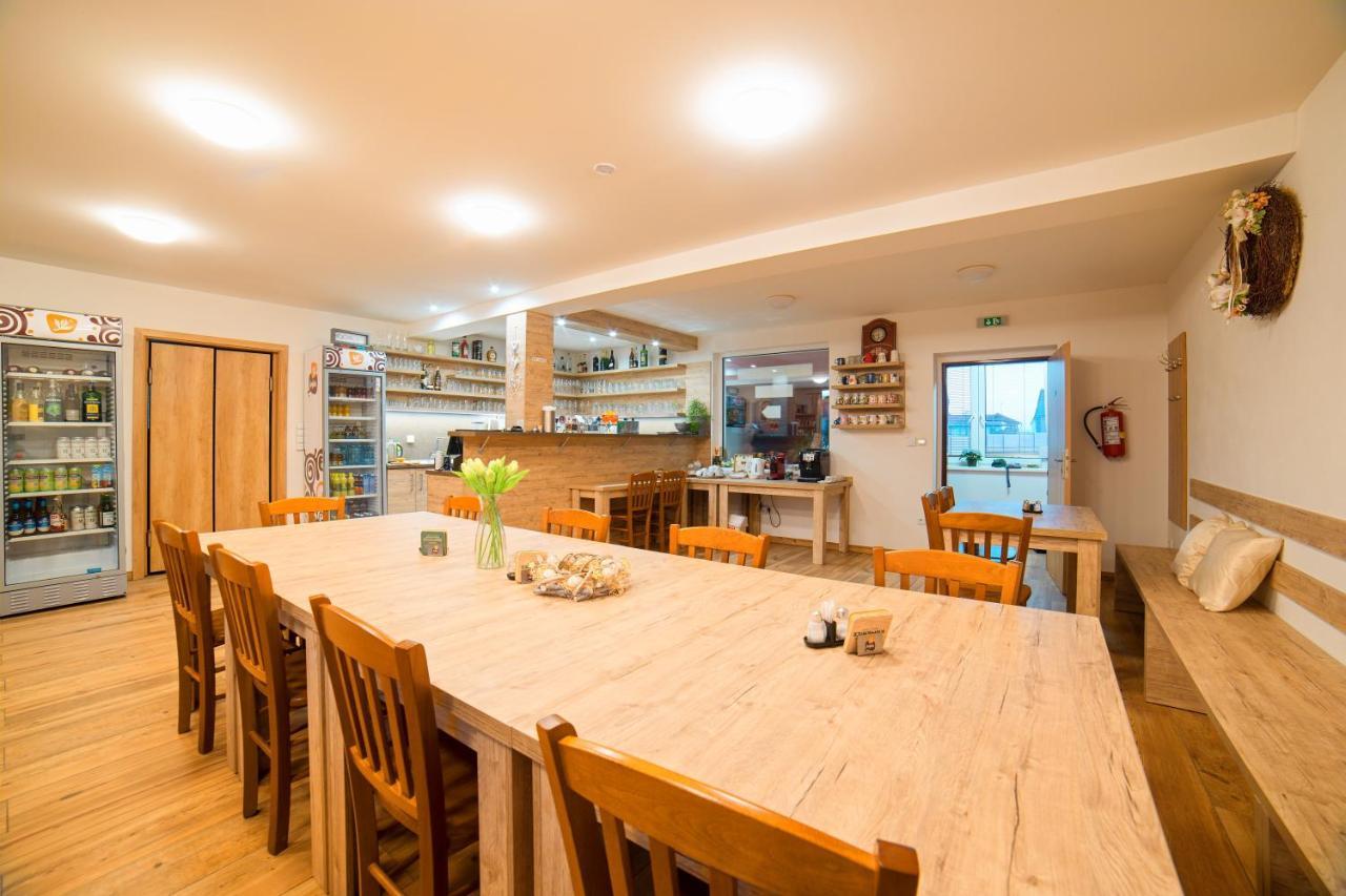 Penzion A Restaurace Zlatovlaska U Zamku Cervena Lhota Jizna Exterior photo
