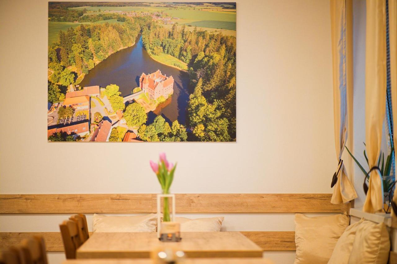 Penzion A Restaurace Zlatovlaska U Zamku Cervena Lhota Jizna Exterior photo