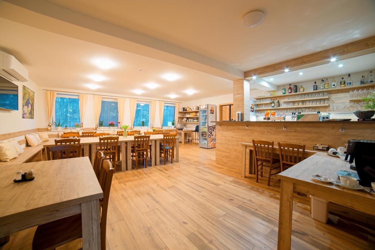 Penzion A Restaurace Zlatovlaska U Zamku Cervena Lhota Jizna Exterior photo