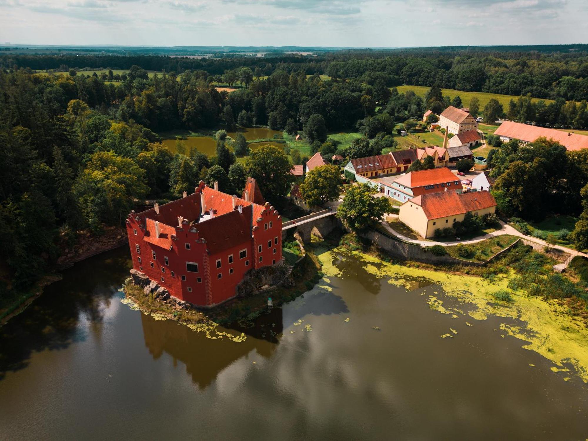 Penzion A Restaurace Zlatovlaska U Zamku Cervena Lhota Jizna Exterior photo