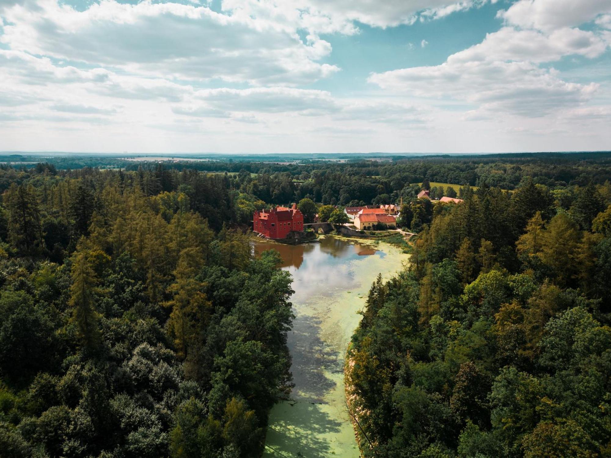 Penzion A Restaurace Zlatovlaska U Zamku Cervena Lhota Jizna Exterior photo