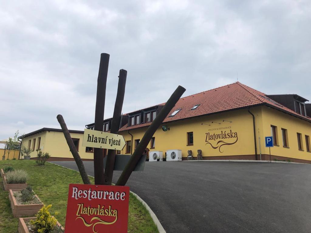 Penzion A Restaurace Zlatovlaska U Zamku Cervena Lhota Jizna Exterior photo