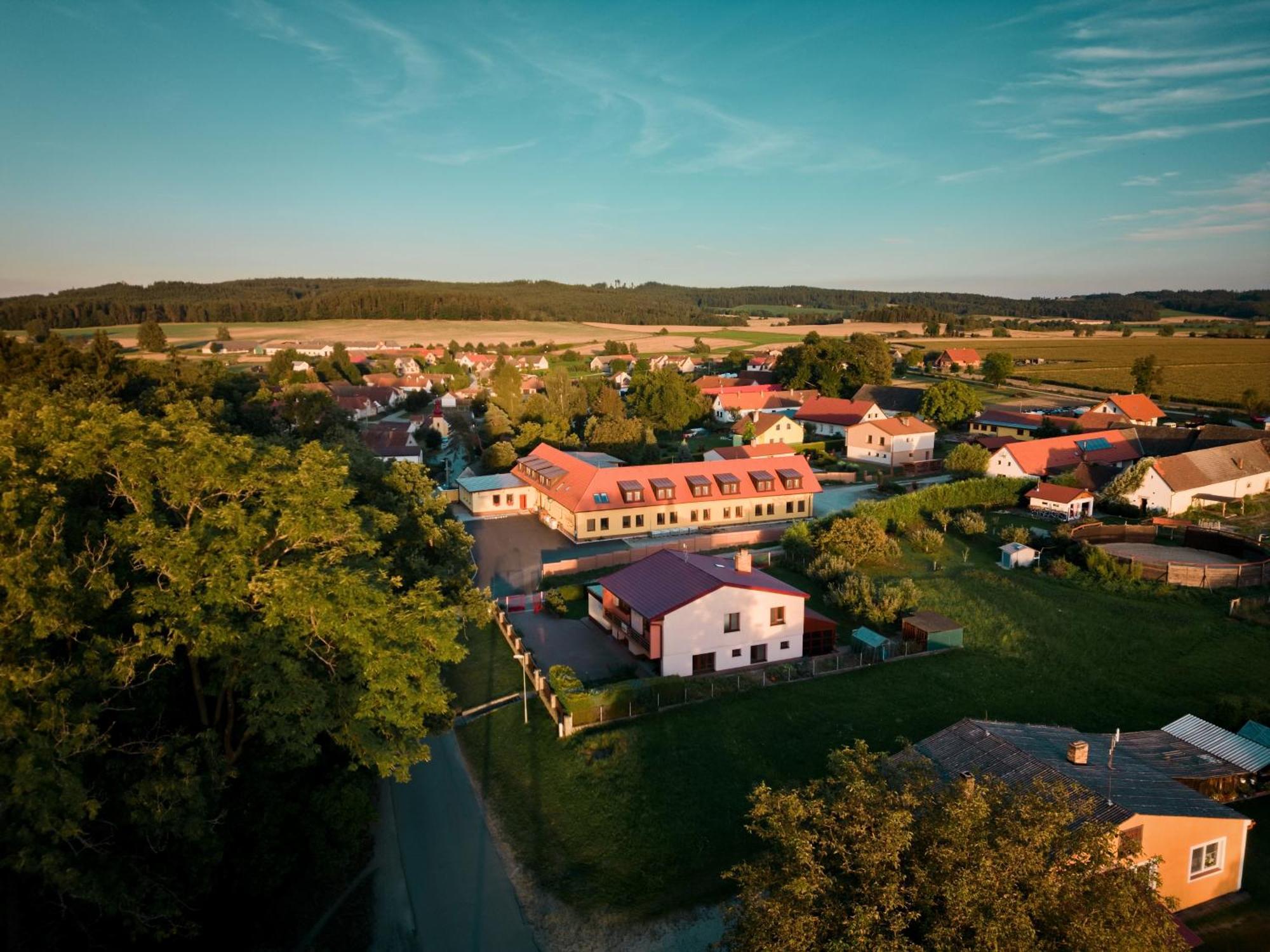 Penzion A Restaurace Zlatovlaska U Zamku Cervena Lhota Jizna Exterior photo