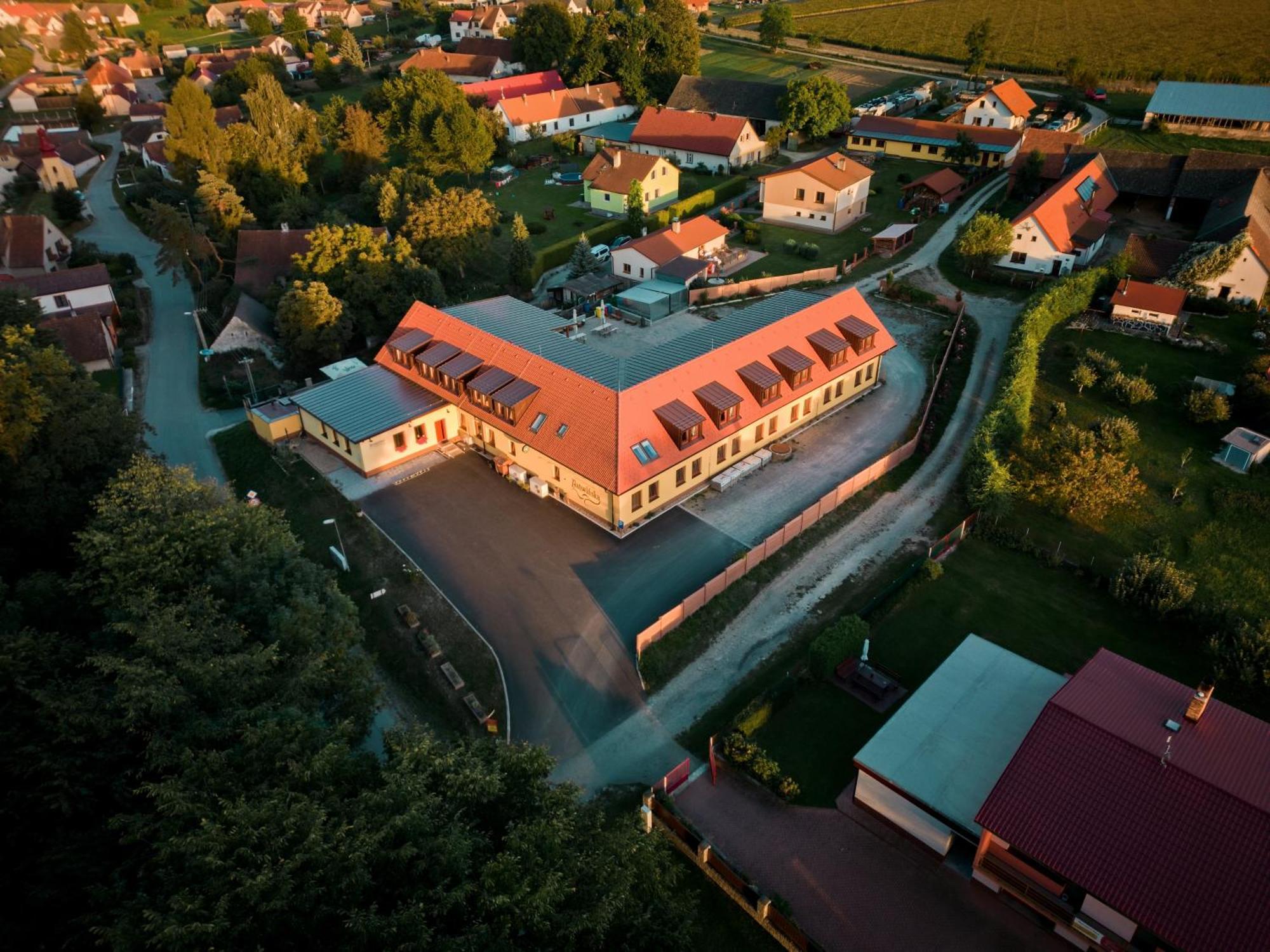Penzion A Restaurace Zlatovlaska U Zamku Cervena Lhota Jizna Exterior photo