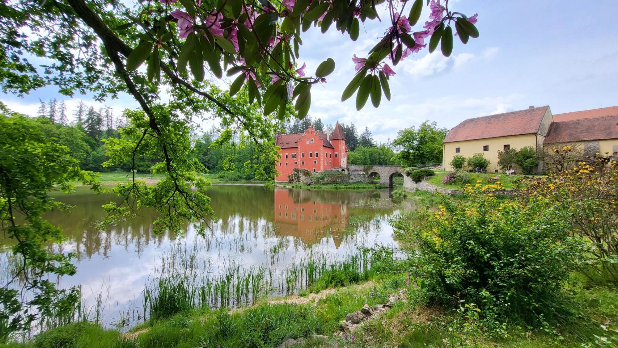 Penzion A Restaurace Zlatovlaska U Zamku Cervena Lhota Jizna Exterior photo