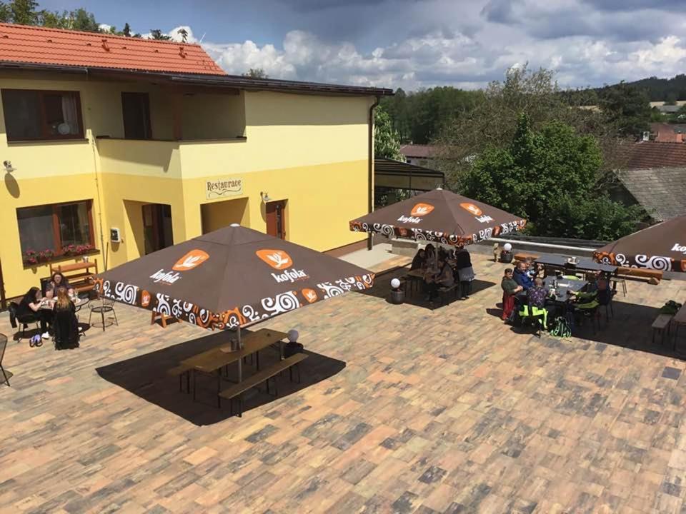 Penzion A Restaurace Zlatovlaska U Zamku Cervena Lhota Jizna Exterior photo