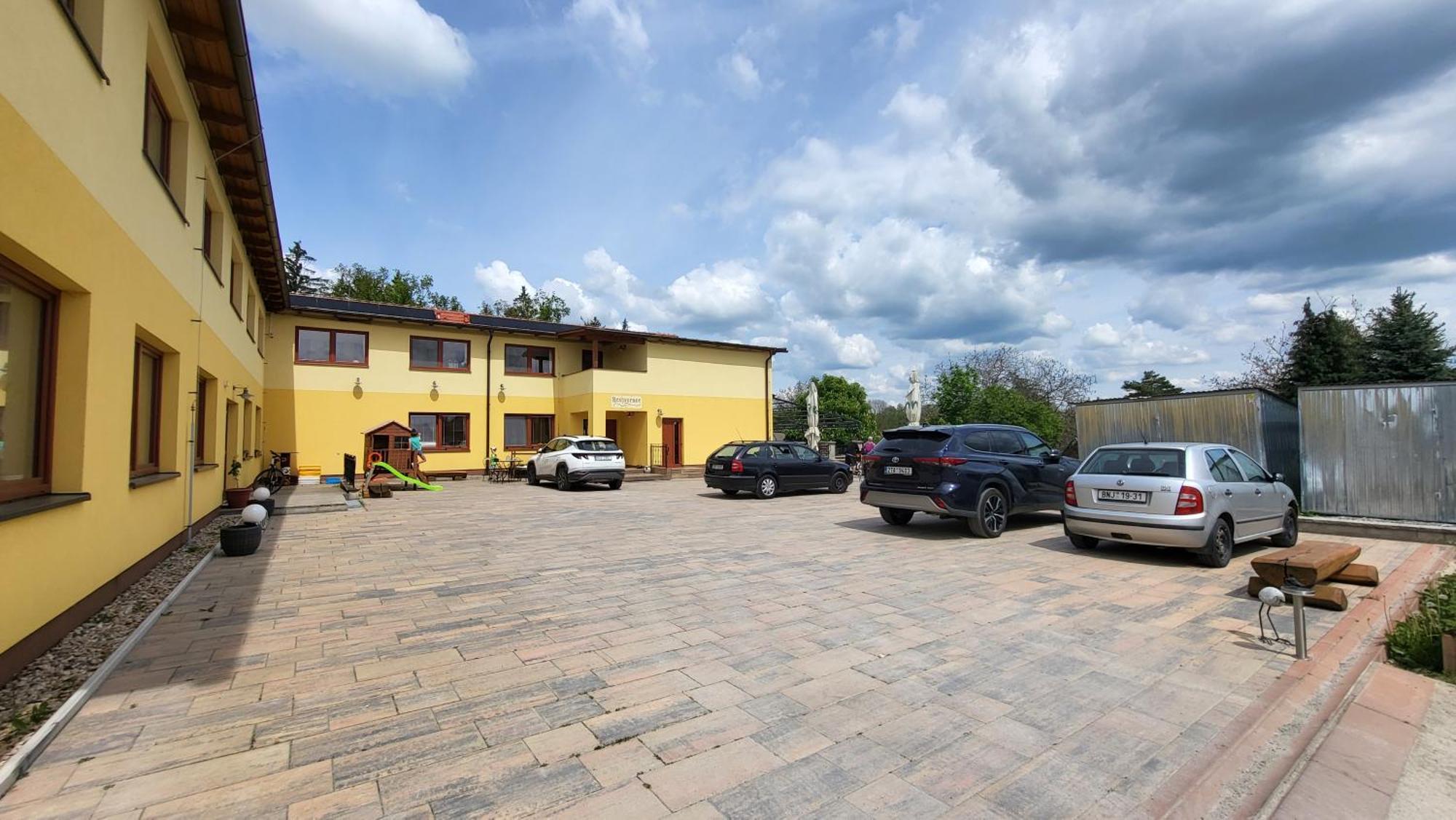 Penzion A Restaurace Zlatovlaska U Zamku Cervena Lhota Jizna Exterior photo