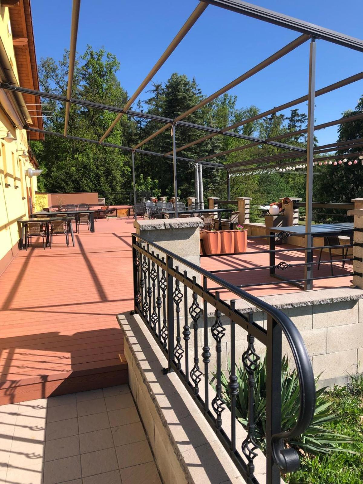 Penzion A Restaurace Zlatovlaska U Zamku Cervena Lhota Jizna Exterior photo