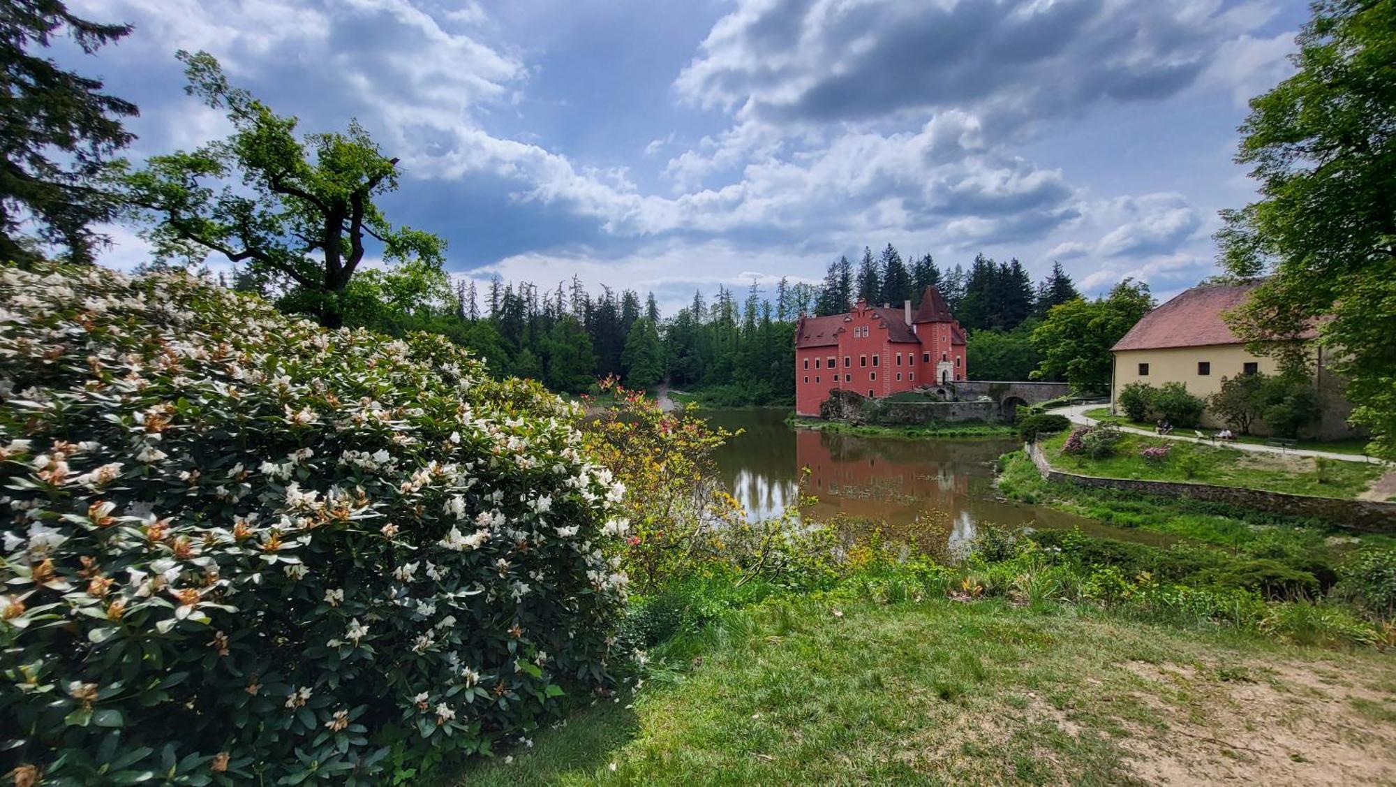 Penzion A Restaurace Zlatovlaska U Zamku Cervena Lhota Jizna Exterior photo